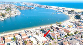 2bd 2ba, steps to the beach, sleeps 6, AC, and parking